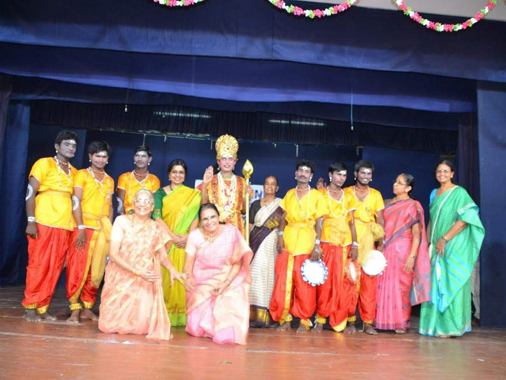 Murugan Dance students with Kalaimamani Srekala Bharath.