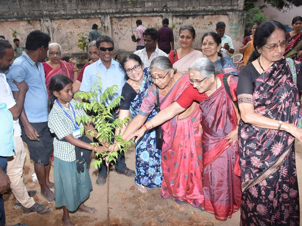 Volunteers of Darshini with students